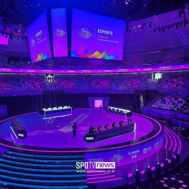 ▲ 한국 리그오브레전드 대표팀이 조별리그 첫 일정을 시작한 25일 중국 항저우 이스포츠 스타디움. 메인 무대에선 베트남과 말레이시아의 경기가 열렸다.