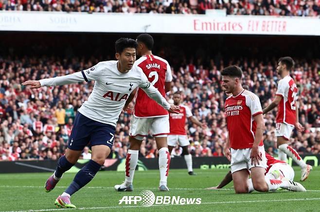 손흥민이 25일(한국시간) 아스널전에서 선제골을 넣은 뒤 기뻐하고 있다. /AFPBBNews=뉴스1