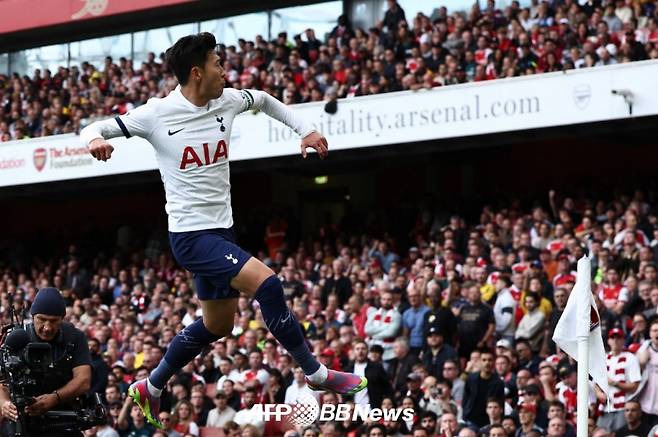 손흥민이 25일(한국시간) 아스널전에서 선제골을 넣은 뒤 날아오르며 기뻐하고 있다. /AFPBBNews=뉴스1