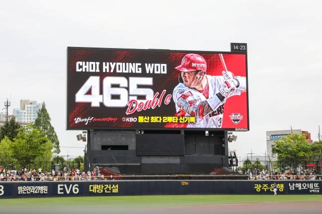KIA 타이거즈가 지난 4월 23일 광주 KIA챔피언스필드 전광판을 통해 최형우의 통산 465번째 2루타 신기록 작성을 알렸다. /사진=KIA 타이거즈 제공