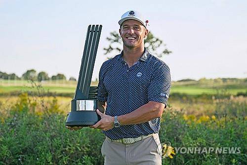 우승 트로피를 든 디섐보. [AFP/게티이미지=연합뉴스]