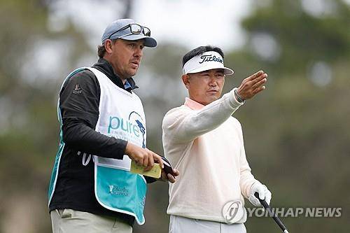 캐디와 코스 공략을 논의하는 양용은. [AFP/게티이미지=연합뉴스]