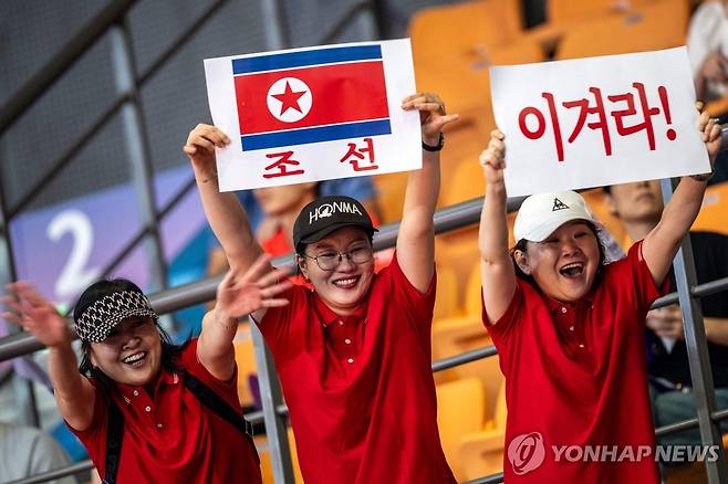 항저우 아시안게임서 채광진 응원하는 北 응원단 (항저우 AFP=연합뉴스) 24일 중국 저장성 항저우 샤오산 린푸 체육관에서 열린 항저우 아시안게임 유도 남자 60㎏급 동메달 결정전에서 북한 응원단이 채광진을 응원하고 있다. 이날 채광진은 몽골 엔크타이반 아룬볼드를 메치기 절반승으로 꺾고 동메달을 차지했다. 2023.09.25 ddy04002@yna.co.kr