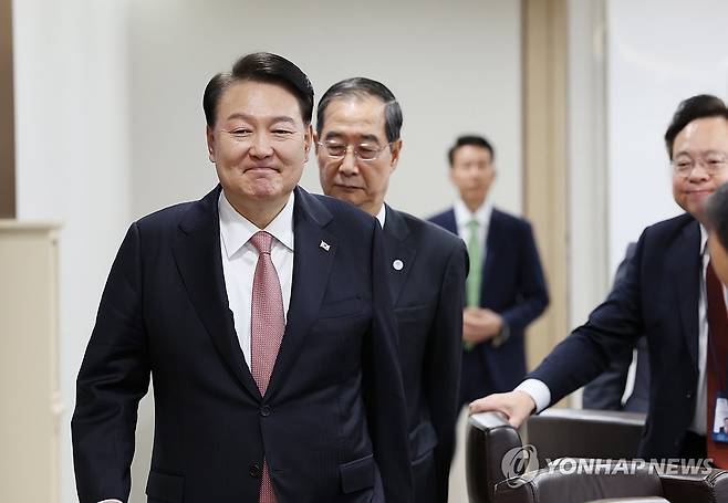 국무회의 입장하는 윤석열 대통령 (서울=연합뉴스) 진성철 기자 = 윤석열 대통령과 한덕수 국무총리가 25일 서울 용산 대통령실 청사에서 열린 국무회의에 입장하고 있다. 2023.9.25 zjin@yna.co.kr