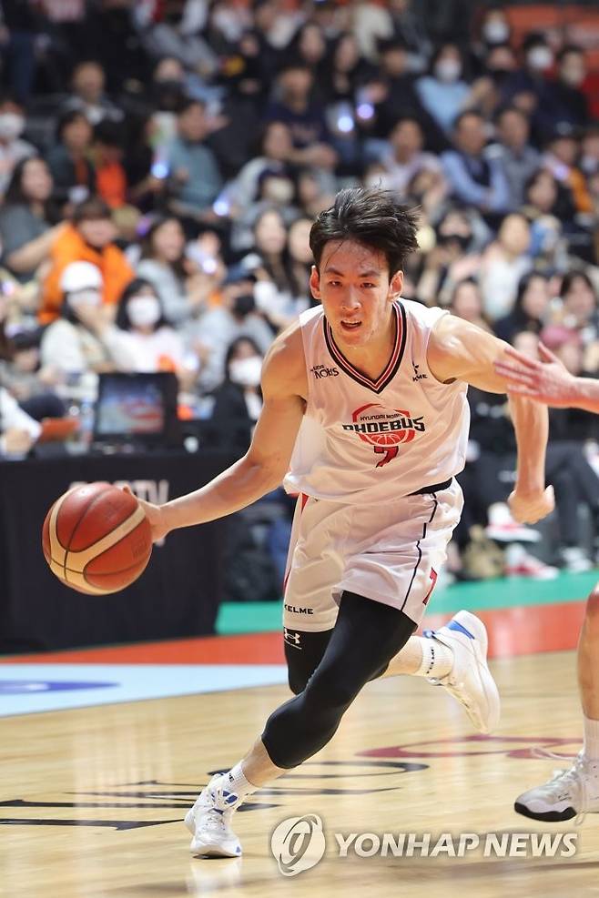 서명진 돌파 (고양=연합뉴스) 임병식 기자 = 6일 고양체육관에서 열린 2022-2023 SKT 에이닷 프로농구 6강 플레이오프 3차전 고양 캐롯과 울산 현대모비스 경기에서 울산 서명진이 돌파하고 있다.  2023.4.6 andphotodo@yna.co.kr