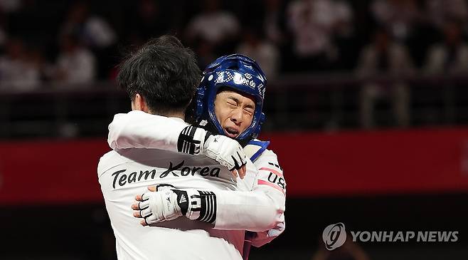 기뻐하는 장준 (항저우=연합뉴스) 박동주 기자 = 장준이 25일 중국 저장성 항저우의 린안 스포츠문화전시센터에서 열린 항저우 아시안게임 태권도 겨루기 남자 58㎏급 결승전에서 승리, 환호하고 있다. 2023.9.25 pdj6635@yna.co.kr