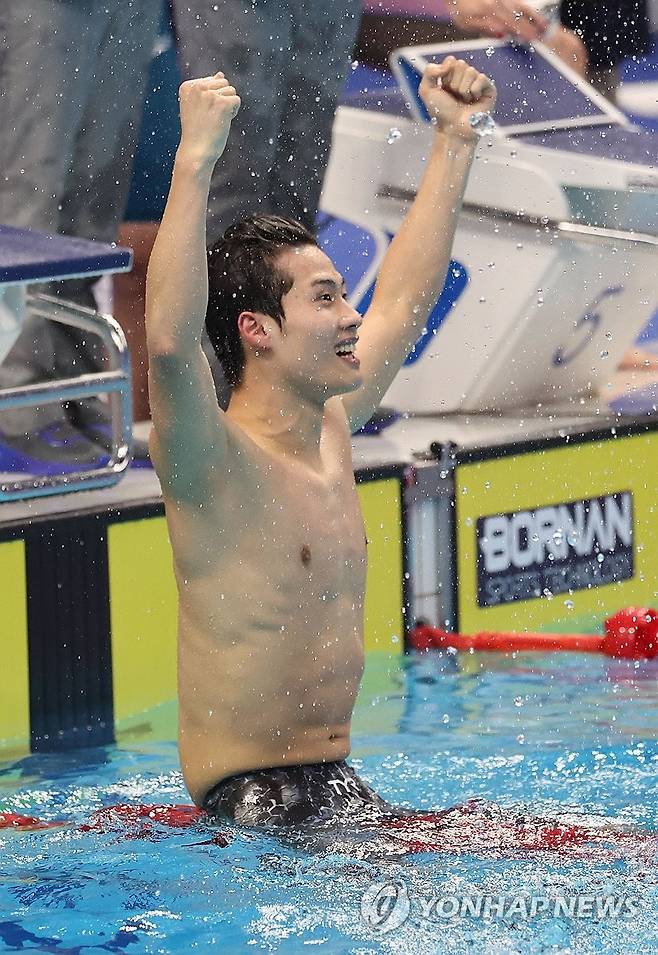 남자 계영 금빛 환호 (항저우=연합뉴스) 김인철 기자 = 25일 중국 항저우 올림픽 스포츠센터 수영장에서 열린 2022 항저우 아시안게임 수영 남자 계영 800ｍ 자유형 결승에서 1위를 차지한 대한민국의 황선우가 환호하고 있다. 2023.9.25 yatoya@yna.co.kr