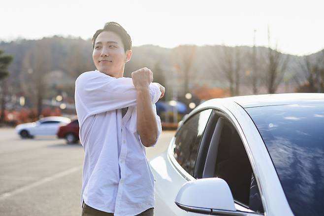 장시간 운전하는 귀향길에는 최소 2시간마다 차에서 내려 10분 이상의 휴식을 갖고 간단한 체조를 하는 등 몸의 긴장을 풀어주는 것이 좋다. [사진=게티이미지뱅크]