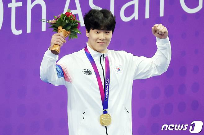 25일 오후 중국 항저우 올림픽 스포츠센터 수영장에서 열린 남자 자유형 50ｍ 결승전에서 1위를 차지한 대한민국 지유찬이 금메달을 목에 걸고 기뻐하고 있다. 2023.9.25/뉴스1 ⓒ News1 민경석 기자