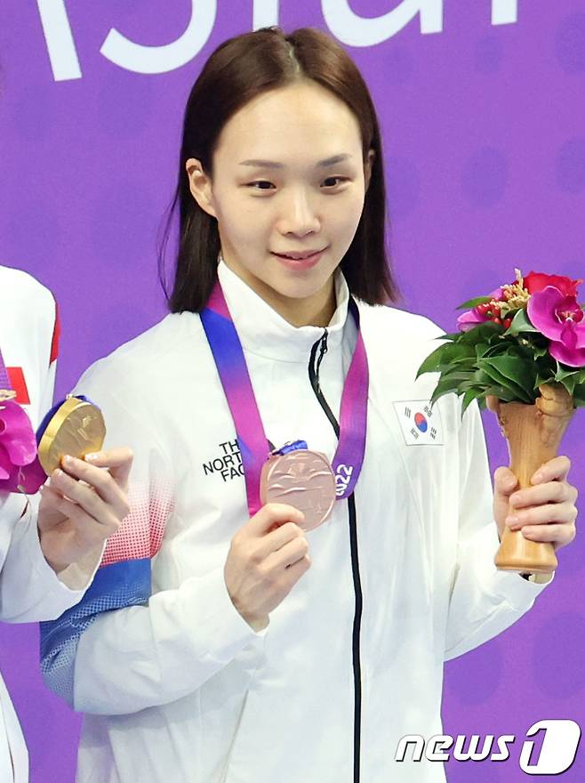 25일 오후 중국 항저우 올림픽 스포츠센터 수영장에서 열린 여자 개인혼영 200ｍ 결승전에서 3위를 차지해 동메달을 목에 건 대한민국 김서영이 기념촬영을 하고 있다. 2023.9.25/뉴스1 ⓒ News1 민경석 기자