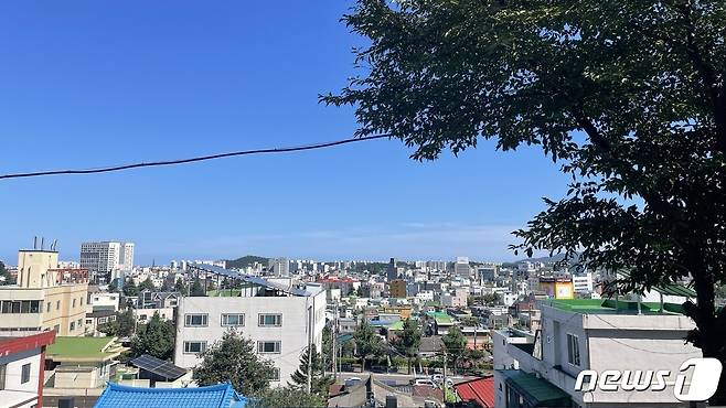 제2회 강릉국제아트페스티벌이 열리는 강릉시립미술관에서 바라본 풍경. 강릉 시내와 멀리 바다가 한눈에 들어온다. 2023.9.22/뉴스1 ⓒ 뉴스1 김일창 기자