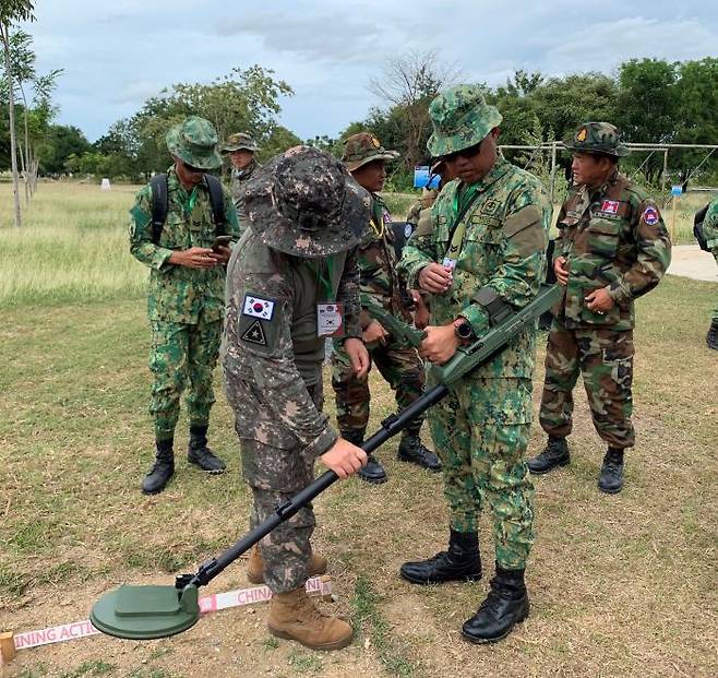 우리 육군 장병이 신형 지뢰탐지기 운용절차를 교육하고 있다.(육군 제공)