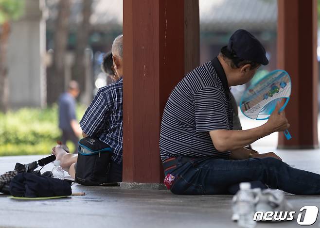 서울 종로구 탑골공원에서 한 어르신이 부채질을 하고 있다. 2023.8.1/뉴스1 ⓒ News1 이재명 기자