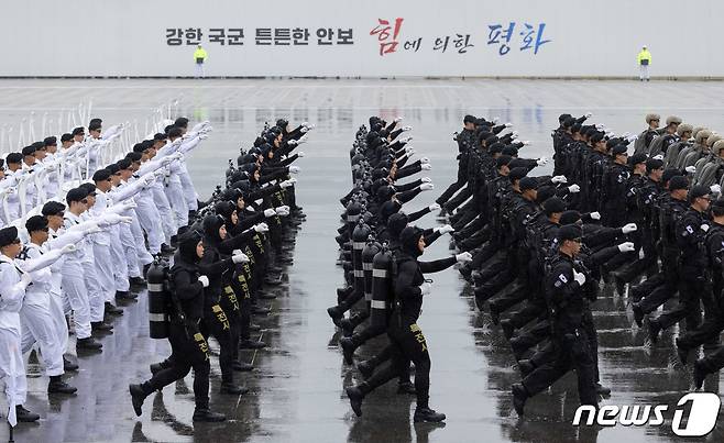 26일 오전 경기도 성남시 서울공항에서 열린 제75주년 국군의 날 기념식에서 도보부대 장병들이 분열을 하고 있다. 2023.9.26/뉴스1 ⓒ News1 이재명 기자