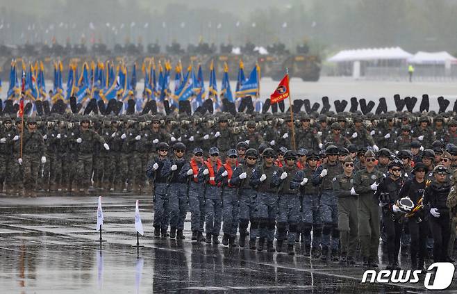 26일 오전 경기도 성남시 서울공항에서 열린 제75주년 국군의 날 기념식에서 도보부대 장병들이 분열을 하고 있다. 2023.9.26/뉴스1 ⓒ News1 이재명 기자