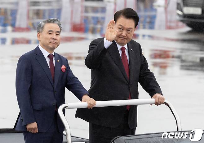 윤석열 대통령이 26일 경기도 성남 서울공항에서 열린 건군 제75주년 국군의 날 기념식에서 부대 사열을 하기 위해 이동하며 손을 들어보이고 있다. 2023.9.26/뉴스1 ⓒ News1 이재명 기자