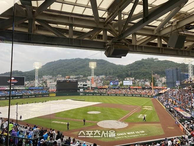 지난 6월 10일 대전한화생명이글스파크에서 열린 한회와 LG 경기가 우천 중단 후 재개를 준비하고 있다. 대전 | 윤세호기자 bng7@sportsseoul.com