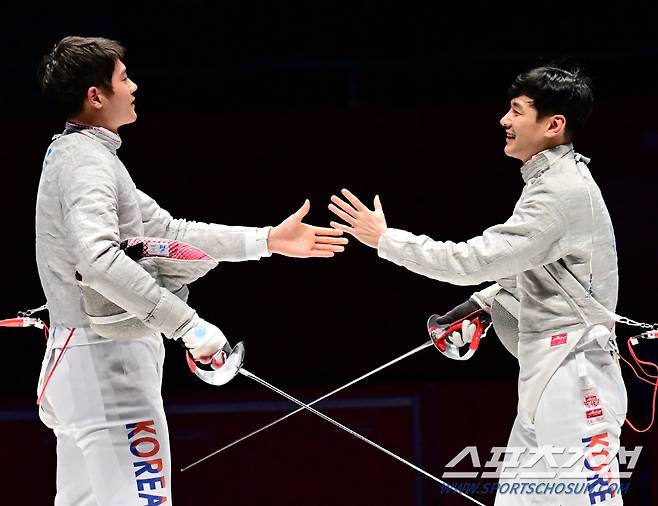 25일 중국 항저우 전자대학체육관에서 열린 항저우아시안게임 남자 사브르 결승전 오상욱-구본길 경기. 오상욱이 구본길에 승리하며 금메달을 차지했다. 경기 종료 후 인사를 나누고 있는 오상욱-구본길. 항저우(중국)=송정헌 기자songs@sportschosun.com/2023.09.25/
