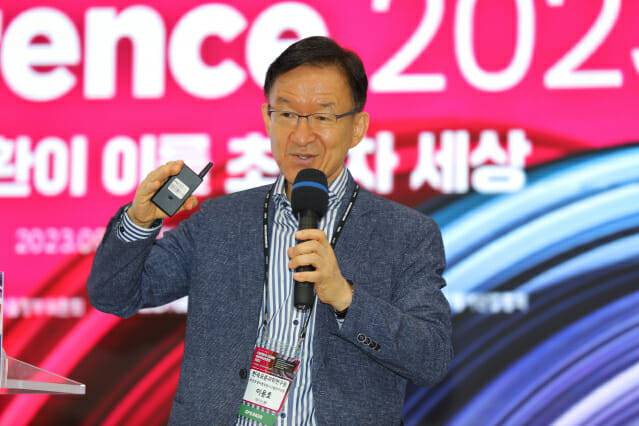 이용호 표준연 초전도양자컴퓨팅시스템연구단장이 26일 코엑스에서 디지털미래혁신대전과 함꼐 열린 퓨처테크 컨퍼런스에서 양자 컴퓨팅의 현황과 전망을 설명하고 있다. (사진=지디넷코리아)