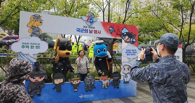 26일 서울 중구 광화문광장 주변에 마련된 기념 촬영 부스에서 한 국군 장병이 시민들 사진을 찍어주고 있다. /최정석 기자