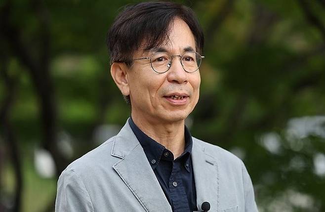 김기중 방송문화진흥회 이사가 지난 18일 오전 정부과천청사 방송통신위원회 앞에서 해임 절차 진행 관련 입장 표명을 하고 있다.ⓒ연합뉴스