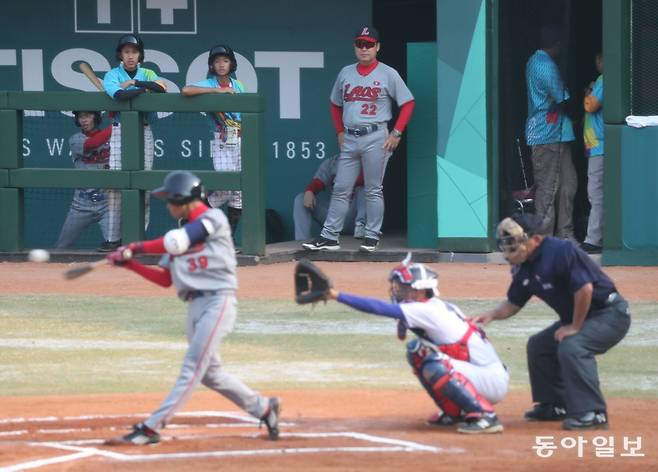 2018년 자카르타-팔렘방 아시안게임 예선 라오스-태국의 경기 모습. 당시 라오스야구협회 부회장이던 이 전
 감독은 더그아웃에서 경기를 지켜봤다. 동아일보DB