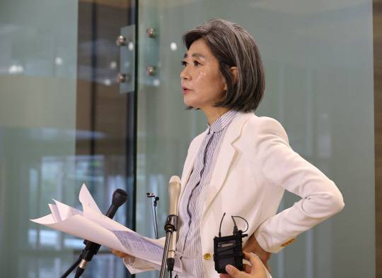 지난 9월19일 김행 여성가족부 장관 후보자가 서울 종로구 인사청문회 준비 사무실로 출근하며 기자의 질문에 답하고 있다.<연합뉴스>
