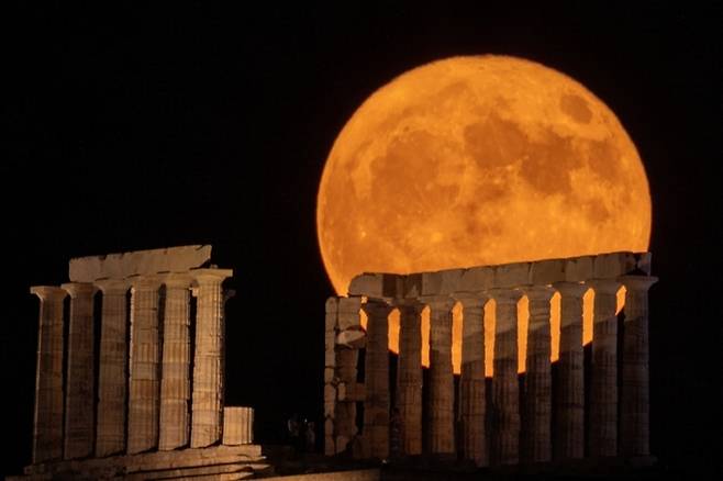 Supermoon can be seen behind the Poseidon temple near Athens, Greece on the 3rd. Yonhap News = Reuters