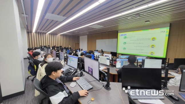 지난 3월 열린 제6회 미래와소프트웨어와 함께하는 꿈찾기 캠프에서 참가 학생들이 숭실대 스파르탄SW교육원 전산교육장에서 교육을 받고 있다.