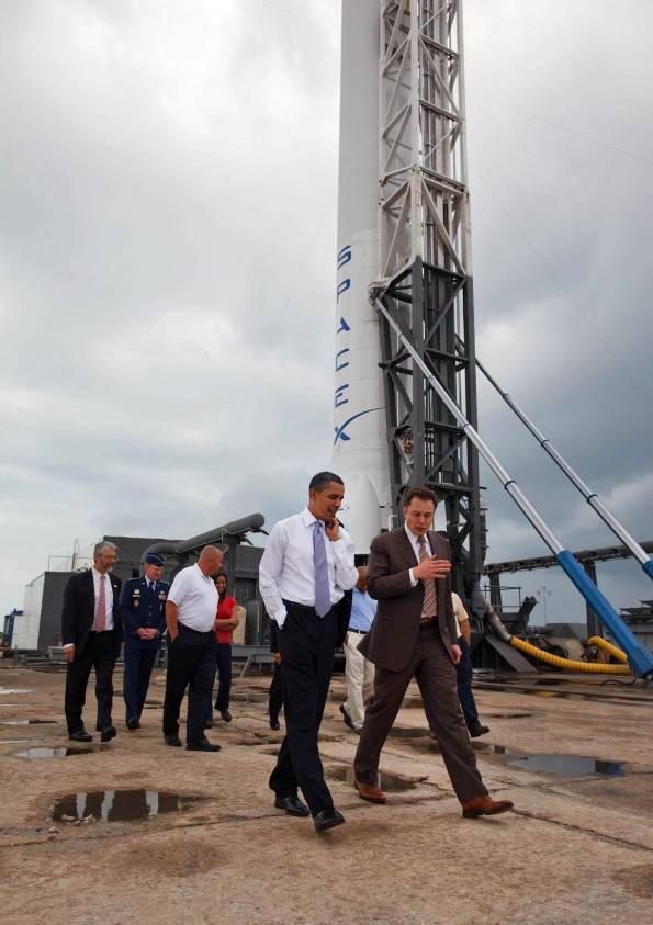 스페이스X는 미국 항공우주국(NASA)과 국제 우주정거장에 화물 운송 작업에 협력하고 있다. 사진은 지난 2010년 케이프커내버럴 기지에서 당시 버락 오바마 미국 대통령과 얘기를 나누는 일론 머스크의 모습이다. / 출처: 21세기북스