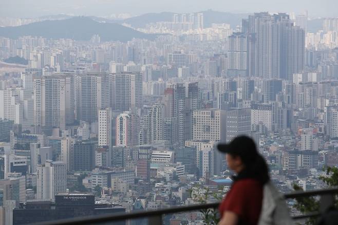 지난 8월 21일 오후 서울 남산에서 바라본 아파트 단지 모습. 이날 부동산R114에 따르면 7월 서울 아파트 매매가격은 0.01% 오르면서 지난해 5월(0.09%) 이후 14개월 만에 상승 전환됐다. 2023.08.21. 사진=뉴시스