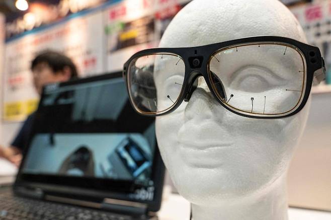 오픈AI의 생성형 AI(인공지능) 챗봇 챗GPT가 음성 대화 기능을 추가한 업그레이드 버전을 내놨다. 챗GPT는 애플의 시리와 아마존의 알렉사와 달리 이미지를 분석할 수 있는 기능도 탑재됐다. /사진=AFP연합뉴스