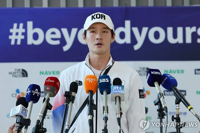 2022 항저우 아시안게임 테니스 대표팀 권순우가 20일 인천국제공항을 통해 중국으로 출국하기에 앞서 취재진과 인터뷰하고 있다. /사진=연합뉴스