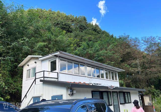 밭멍스테이는 농가주택 2층에 단 하나의 숙소를 운영한다.