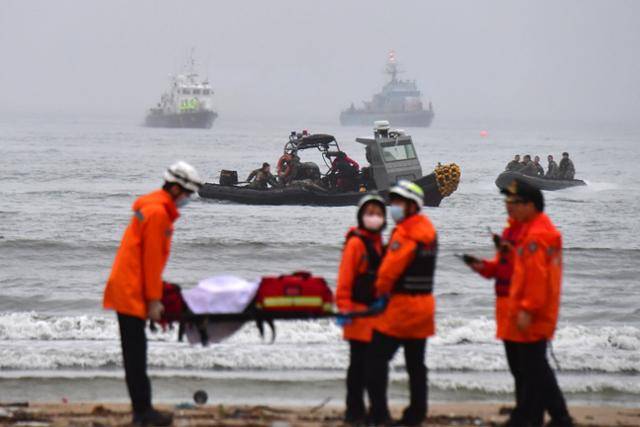 26일 오후 경북 포항시 남구 도구해안에서 119구조대와 해병대 1사단 구조대원들이 해상 성능 시험 도중 실종됐던 신형 한국형상륙돌격장갑차(KAAV) 탑승자를 병원으로 이송할 준비를 하고 있다. 포항=뉴스1