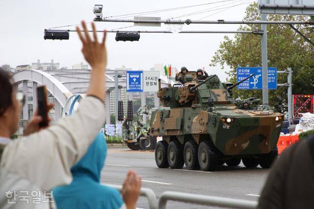 26일 오후 2시 20분쯤 서울 용산구 한강대교에서 시민과 군 장병이 서로 인사를 하고 있다. 이날엔 제75주년 국군의날을 맞아 10년 만에 시가행진이 열렸다. 정다빈 기자
