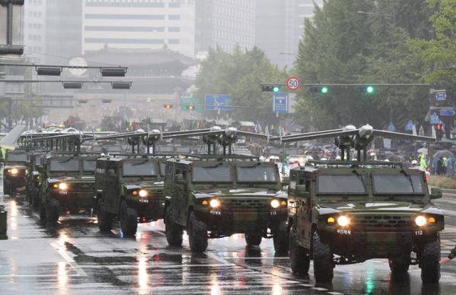 26일 서울 중구 세종대로 일대에서 열린 건군 75주년 국군의 날 시가행진에서 무인체계 장비들이 입장하고 있다. 뉴시스