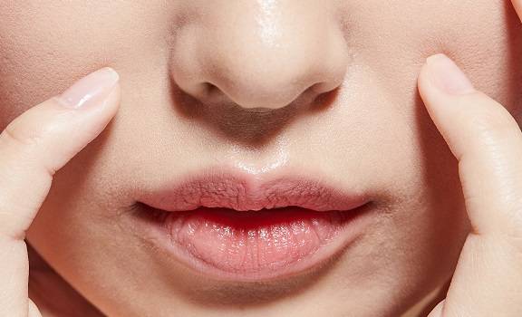 유난히 털이 많이 나는 젊은 여성의 경우 생리불순을 함께 겪고 있다면 한 번쯤 다낭성난소증후군을 의심할 수 있다./사진=클립아트코리아