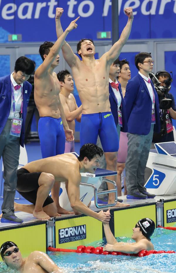 <yonhap photo-5754=""> 남자 계영 금빛 환호 (항저우=연합뉴스) 김인철 기자 = 25일 중국 항저우 올림픽 스포츠센터 수영장에서 열린 2022 항저우 아시안게임 수영 남자 계영 800ｍ 자유형 결승에서 1위를 차지한 대한민국 양재훈, 이호준, 김우민, 황선우가 환호하고 있다. 2023.9.25 yatoya@yna.co.kr/2023-09-25 23:33:56/ <저작권자 ⓒ 1980-2023 ㈜연합뉴스. 무단 전재 재배포 금지.></yonhap>