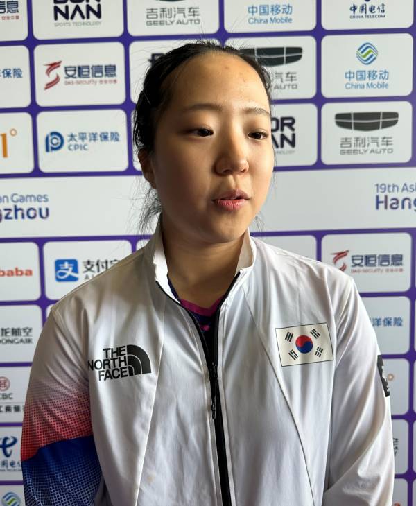 25일 여자탁구 일본과 단체전 종료 후 믹스트존에서 인터뷰 중인 신유빈. 항저우=이형석 기자&nbsp;