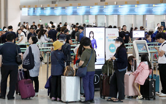 추석 연휴를 앞두고 인천국제공항 제1여객터미널 출국장이 여행객 등으로 붐비고 있다. [사진=뉴시스]