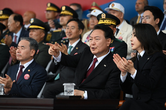 윤석열 대통령과 부인 김건희 여사가 26일 경기도 성남 서울공항에서 열린 건군 제75주년 국군의 날 기념식에서 대화하고 있다. [사진=대통령실 제공]