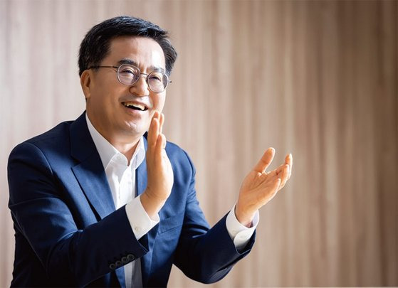 김동연 경기도지사는 스스로를 ‘돈 버는 도지사’라고 부른다. 시장을 이해하고 경제에도 유능한, 제대로 된 진보를 보여주겠다는 일념으로 비즈니스 무대를 누빈다. 취임 후 1년간 경기도 한 해 예산과 맞먹는 34조원의 투자유치를 끌어내는 기염을 토했다.
