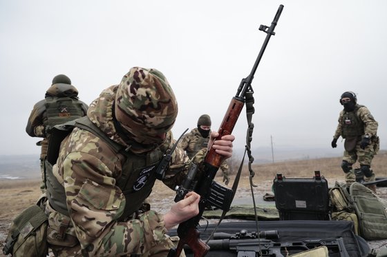 러시아군 병사들이 지난달 31일 러시아가 점령한 우크라이나 동부 도네츠크 지역의 군사 훈련장에서 훈련하고 있다. AP=연합뉴스