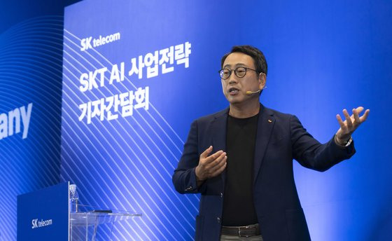 유영상 SKT 대표가 26일 SK T타워 수펙스홀에서 열린 ‘SKT AI 사업전략 기자간담회’에서 키노트를 발표하고 있다. 뉴스1