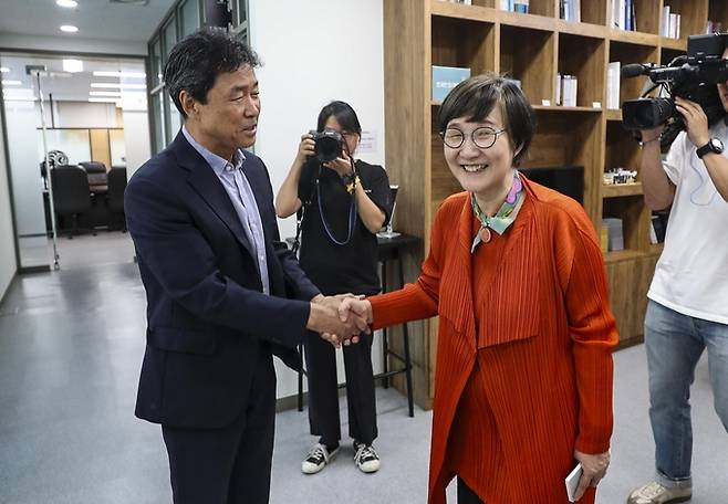 MBC 대주주인 방송문화진흥회에선 지난 한 달간 이사회 구성이 수도 없이 바뀌는 촌극이 벌어졌다. 사진은 지난 11일 법원 결정으로 복귀한 권태선 방문진 이사장이 서울 마포구 방문진 사무실을 방문해 직원들과 인사를 나누고 있는 모습. /뉴시스