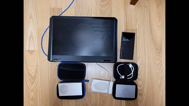 제주경찰청 사이버범죄수사대가 피의자 남성의 집에서 압수한 노트북과 휴대전화, 외장하드 등. 제주경찰청 제공