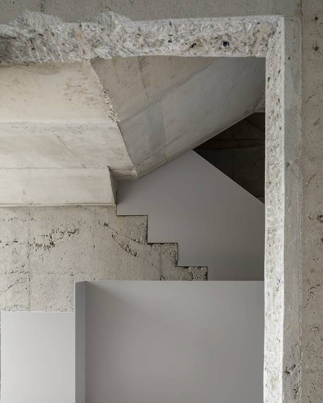 거친 느낌의 노출 콘크리트 / 무목적 제공