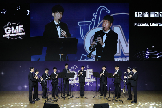 The Falasol Clarinet Ensemble takes first place at the Great Music Festival, an annual festival showcasing musicians with developmental disabilities, for their performance of Libertango by Astor Piazzolla at Konkuk University's New Millenium Hall in Gwangjin District, eastern Seoul, on Tuesday. [PARK SANG-MOON]