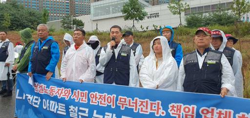 26일 인천 서구 LH(한국토지주택공사) 검단사업단 앞에서 전국민주노동조합총연맹(민주노총) 전국건설노동조합 경인건설지부 관계자들이 기자회견을 열고 있다. 지우현기자